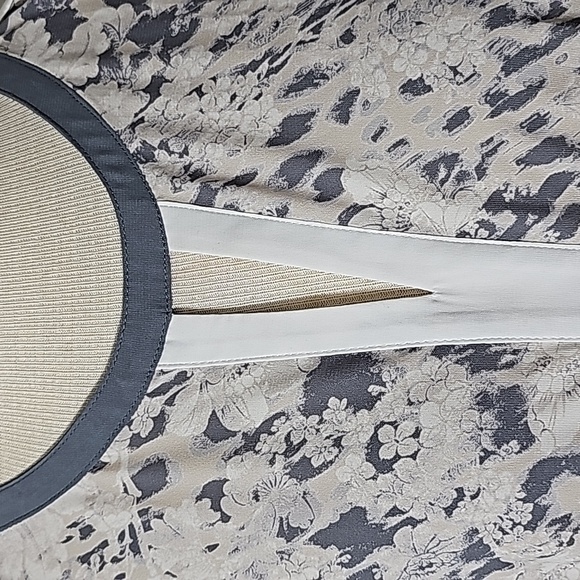 TAHARI women's XL sleevless top. Gray floral print. Key hole in front. - Picture 2 of 9